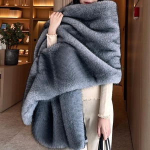 Cappotto e Sciarpa in Finta Pelliccia di Volpe Personalizzati per Donna, Mantella Invernale Calda, Stola e Scialle Peloso per Donna - Product Image 6