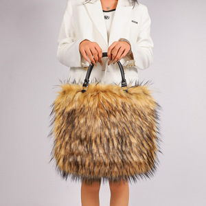 Sac fourre-tout grande capacité en fausse fourrure de raton laveur pour femme, sacs à main en peluche pour usage quotidien, sacs à bandoulière doux et moelleux pour l'hiver - Product Image 1