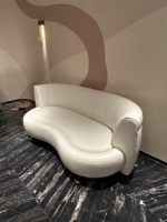 Canapé moderne incurvé trois places en cuir PU, dossier rigide, pieds en métal, meubles de salon