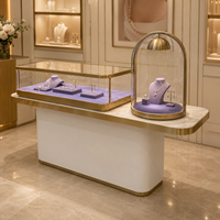 Vitrine d'îlot pour bijoux, dôme en verre trempé cintrée, finition dorée, couleur personnalisable, luxe moderne, acier inoxydable trempé