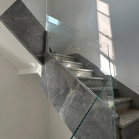 Escalera Compacta de Diseño en Mármol Emperador Gris Claro con Barandilla de Vidrio para Espacios Pequeños, Villas, Casas y Apartamentos