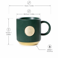 Mug à café en céramique vert émeraude personnalisable en gros, avec plaque de cuivre, texture côtelée, base dorée, poignée en D, cadeau de luxe pour la maison et le bureau