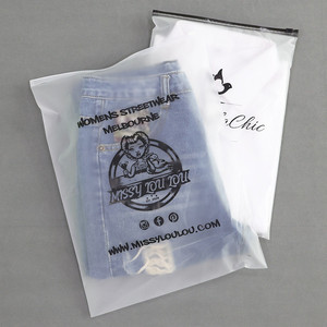 <span class=keywords><strong>Bolsas</strong></span> con Cremallera de Embalaje <span class=keywords><strong>para</strong></span> Camisetas y Jeans, Material LDPE Esmerilado Duradero Reciclable Ecológico, con Asa de Longitud de Mano e Impresión de Logotipo - Product Image 2