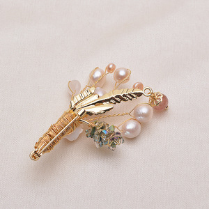 Broche en or 14 carats de conception originale Tilian, faite à la main, avec perle d'eau douce, motif numérique, épingles avec zircon, fleur de poitrine - Product Image 1