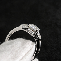 Bague Classique Trois Pierres en Argent 925, Moissanite Taille Radiant Couleur D 2 carats 6x8mm, Pierres d'Accordéon Baguette Effilées, Bague de Promesse et de Mariage