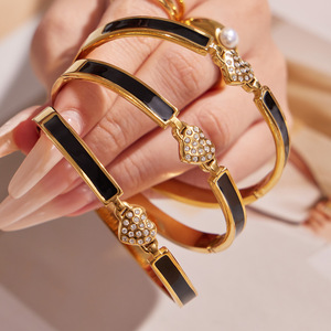 Bracelet pour femme en acier inoxydable plaqué or 18 carats, avec boucle en zircon 5A brillant, design émail noir, anti-ternissement - Product Image 4