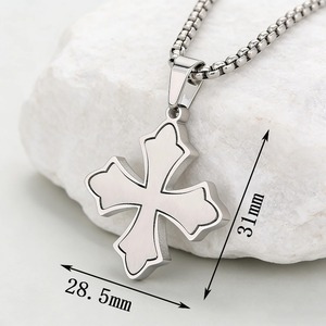 Colgante Religioso Clásico de Cruz de Acero Inoxidable Chapado en Oro Vintage para Mujer con Borde Floral Cepillado - Product Image 3