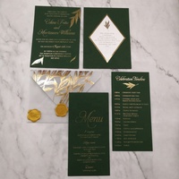 Tarjetas de Invitación de Boda de Lujo con Diseño Personalizado en Verde Esmeralda Oscuro, con Sobre de Papel Vellum Dorado, Menú en Relieve y Sello de Cera