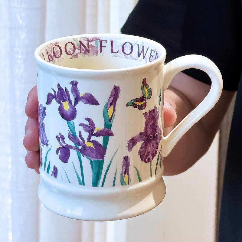 ถ้วยดอกไม้สีม่วง