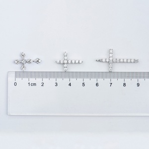 Collar con Cruz Chapado en Oro Blanco para Mujer, Colgante de Cruz Chapado en Plata, Collares de Moissanita Dorados - Product Image 5