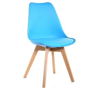 Hee Welling Stuhl modern Kunststoff Freizeitsessel mit Strand Holzbein im Café Kunststoff-Café-Sessel