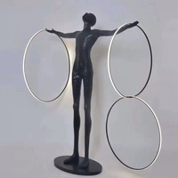 Populaire moderne créatif debout lumière Sculpture résine noir corps tenant des boules LED lampadaire pour salon décor lampadaire