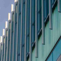 Façade à persiennes résistante au vent pour application sur bâtiments côtiers