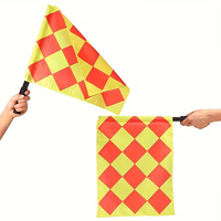 Kit d'arbitre de football professionnel : 2 drapeaux de juge de touche à carreaux avec sac de transport et ensemble de cartes de pénalisation rouges et jaunes officielles