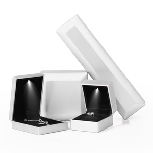 Caja de Joyería con Luz LED Dorada y Logotipo Personalizado, Juego de Cajas para Collar, Anillo y Pulsera, Empaque de Joyería con Luz LED Personalizada - Product Image 2