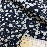 Tissu en coton peigné tissé à imprimé floral, texture froissée effet sel, matière infroissable pour robe de fête de jardin, 50 pouces, 80 g/m²