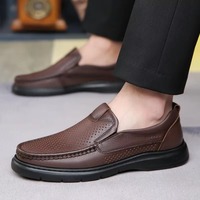 Sandales d'été en cuir perforé pour hommes, respirantes, style décontracté et professionnel, à bout fermé, à enfiler, semelle extérieure en caoutchouc, couleur unie, souples