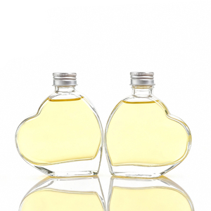 Botella de Vidrio Única en Forma de Corazón de 200 ml, Mini Botella Transparente Premium con Tapa Plateada, Perfecta para Licores de Boutique y Sets de Recuerdos - Product Image 1