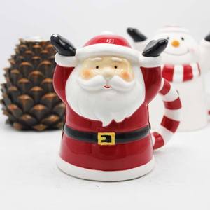 Assiette en céramique en forme de père noël avec caractéristiques faciales détaillées chapeau rouge et expression joyeuse décor de table de vacances - Product Image 3