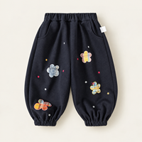 Celana Jogger Biru Dongker untuk Anak Perempuan dengan Aplikasi Bunga Kotak-Kotak Warna-Warni dan Saku Samping untuk Koleksi Pakaian Anak Grosir dan Kustom