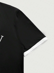 T-shirt noir à manches courtes avec bordures contrastées, lettrage et imprimé drapeau. Personnalisation directe en usine disponible F10 - Product Image 4