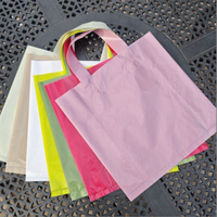 Pochette portable pour vêtements, couleur unie, durable, avec logo imprimé carré, en PVC/BOPP/PE, surface mate, poignée longue.