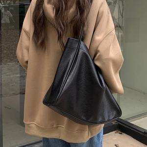 Sac fourre-tout en cuir souple pour femme, grande capacité, noir, design minimaliste, sac à bandoulière pour usage quotidien, pour les trajets ou les cours - Product Image 4
