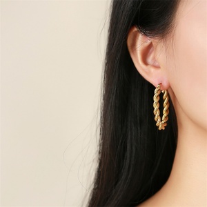Boucles d'oreilles créoles plaquées or en acier inoxydable hypoallergénique pour femmes - Product Image 4