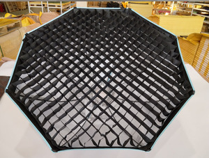 Boîte à lumière octogonale en métal de 95 cm avec monture Bowens, grille nid d'abeille et double diffuseur pour la photographie en direct, la vidéo et les flashs. - Product Image 1