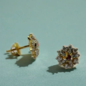 Elegantes Pendientes de Oro de 22K con Diseño Floral, Pétalos de Diamantes y Centro de Piedra Roja, Joyería Clásica de Diseñador para Mujer - Product Image 3