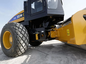 Rouleau compresseur à tambour unique SEM512 de 12 tonnes à forte force d'excitation pour le compactage routier - Product Image 4