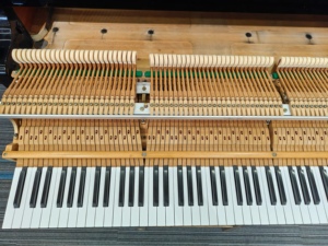 Piano à queue GS30 importé et régulé par des experts, incontournable pour la scène professionnelle, fabriqué au Japon, d'occasion - Product Image 5