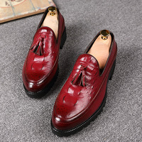 Mocassins à pampilles pour hommes en cuir gaufré crocodile, à semelle épaisse, style brogue à bout ailé, à enfiler, pour affaires, décontracté et mariage