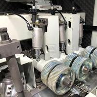 Machine à raboter et à profiler le bois à quatre faces