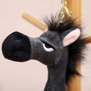 Venta al por mayor de fábrica: Llavero colgante de felpa de caballo 3D suave de 20 cm, estilo moderno, rojo y negro, con mosquetón, amuleto de muñeco. - Product Image 4
