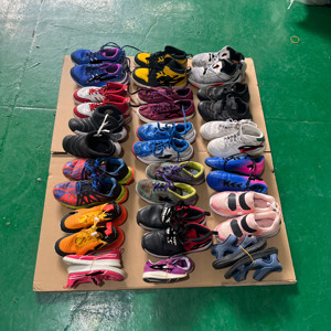 Zapatillas Deportivas de Marca Usadas para Niños, Transpirables, Estilo Baloncesto, Sintéticas, de Segunda Mano en Dubái - Product Image 6