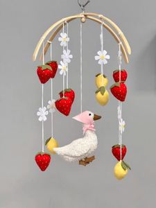 Móvil de Fieltro Nórdico para Bebés con Diseño de Ganso, Fresas, Margaritas y Limones, Accesorio Decorativo Hecho a Mano para Cuarto de Bebé, en Tendencia - Product Image 1