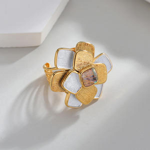 Nouvelle bague fleur tridimensionnelle en acier inoxydable plaqué <span class=keywords><strong>or</strong></span> 18 carats, design polyvalent et tendance, <span class=keywords><strong>bijoux</strong></span> de seconde main, collection 2026 à succès - Product Image 6