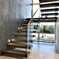 Escalier cantilever droit avec marches en chêne teinté foncé, garde-corps en verre fixe, main courante en bois, dimensions personnalisées pour villa moderne