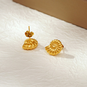 Nuevos pendientes de acero de titanio Patrón de flores geométricas Pendientes redondos Pendientes femeninos chapados en oro de 18 quilates - Product Image 3