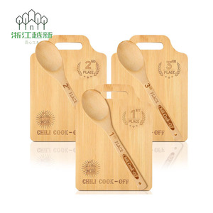 Juego de cocina de bambú de 3 piezas con tabla de cortar grabada con láser y cuchara para cocinar - Product Image 3