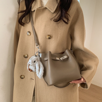 Nouveau sac seau en PU pour femme 2026 |   Sac à main bandoulière avec breloque lapin et pochette intérieure |   Sac à bandoulière tendance pour un usage quotidien