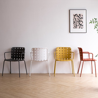 Fauteuil empilable coloré avec assise en résine tressée pour salon de crème glacée Gelateria
