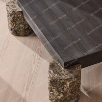 Table basse carrée Wabi Sabi Dream Home avec plateau en bois brûlé, pieds cylindriques en marbre brut, table de salon rustique
