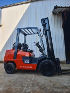 Chariot élévateur à fourche GPL Toyota d'occasion de 4,5 tonnes avec une hauteur de levage de 4 mètres - Product Image 3