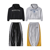 Ensemble de survêtement streetwear personnalisé en polyester, comprenant un sweat à capuche thermique gaufré coupe ample, style DTG, délavé légèrement vieilli et effet usé, et un pantalon de survêtement ample patchwork