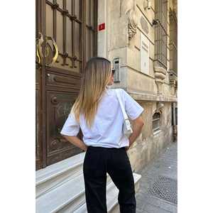 เสื้อยืดสีขาวสำหรับผู้หญิงพร้อมดีไซน์ลายตัวอักษรด้านหน้า - Product Image 1