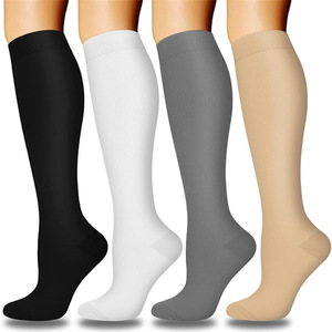 Chaussettes <span class=keywords><strong>de</strong></span> sport respirantes pour la randonnée, chaussettes <span class=keywords><strong>de</strong></span> compression, soutien <span class=keywords><strong>de</strong></span> la circulation pour la course à pied, la randonnée, les voyages - Utilisation hivernale, 4 paires, couleurs assorties - Product Image 4