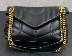 Bolso de Mano Clásico de Lujo con Grabado en Relieve y Cierre de Cremallera, Estilo Moderno, Alta Calidad, Opciones Personalizables para Venta al Por Mayor - Product Image 1