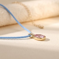 Collier personnalisé avec pendentif en zircone rose en forme de larme sur cordon tressé